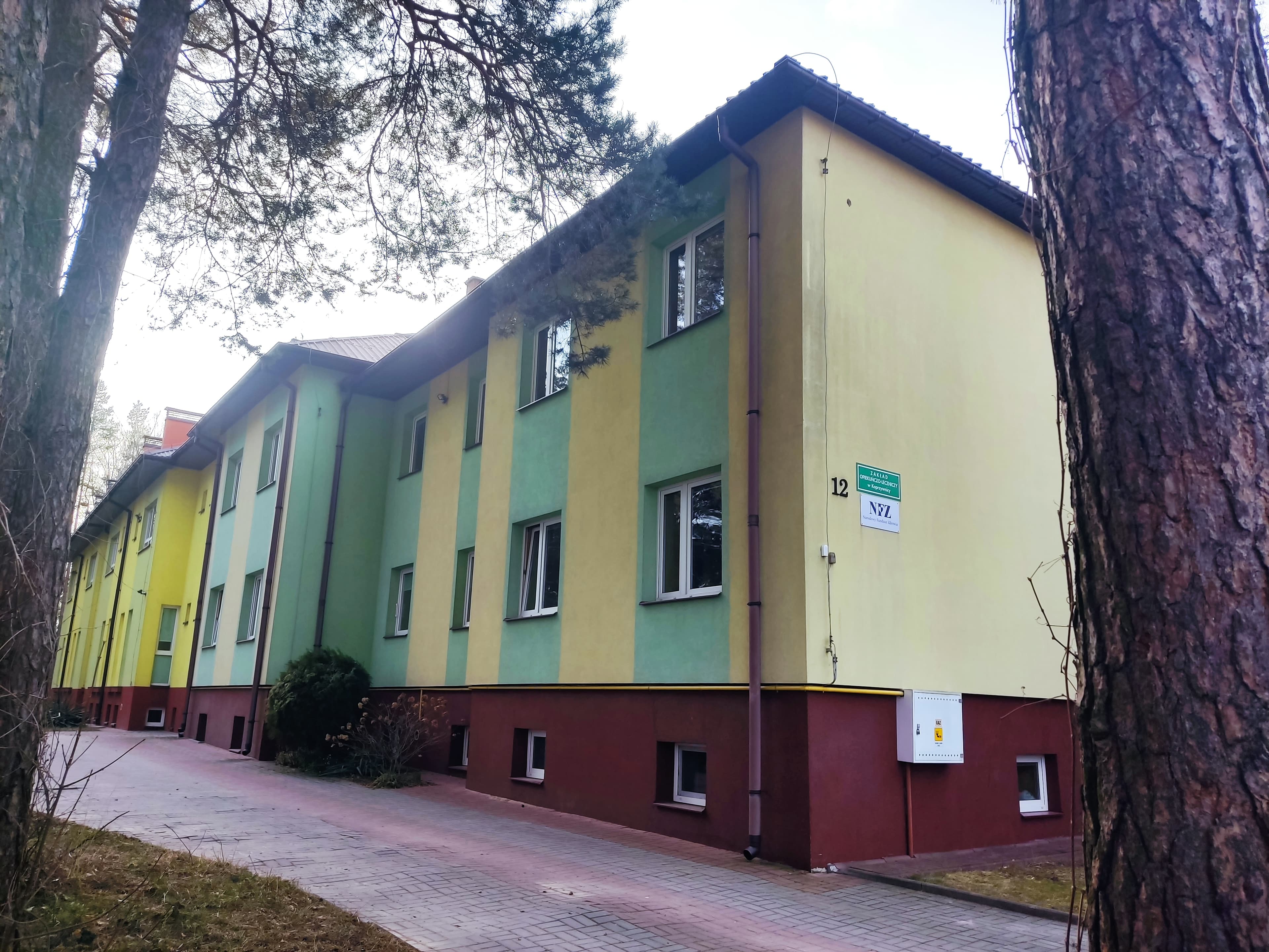 Widok na fasadę zakładu opiekuńczo-leczniczego