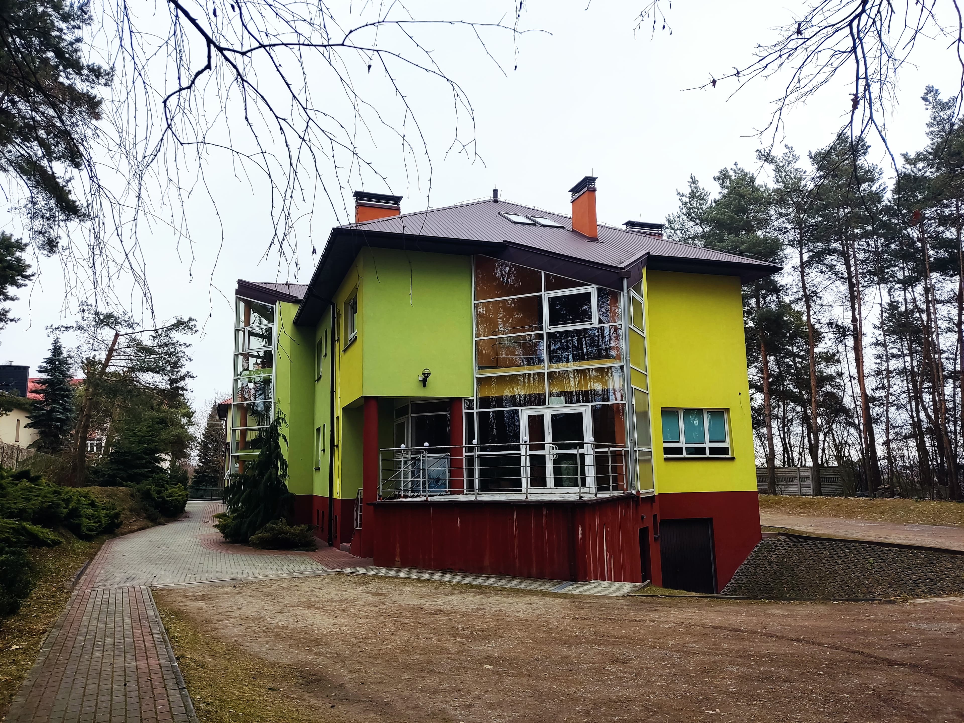 Widok na zakład opiekuńczo-leczniczy od tyłu