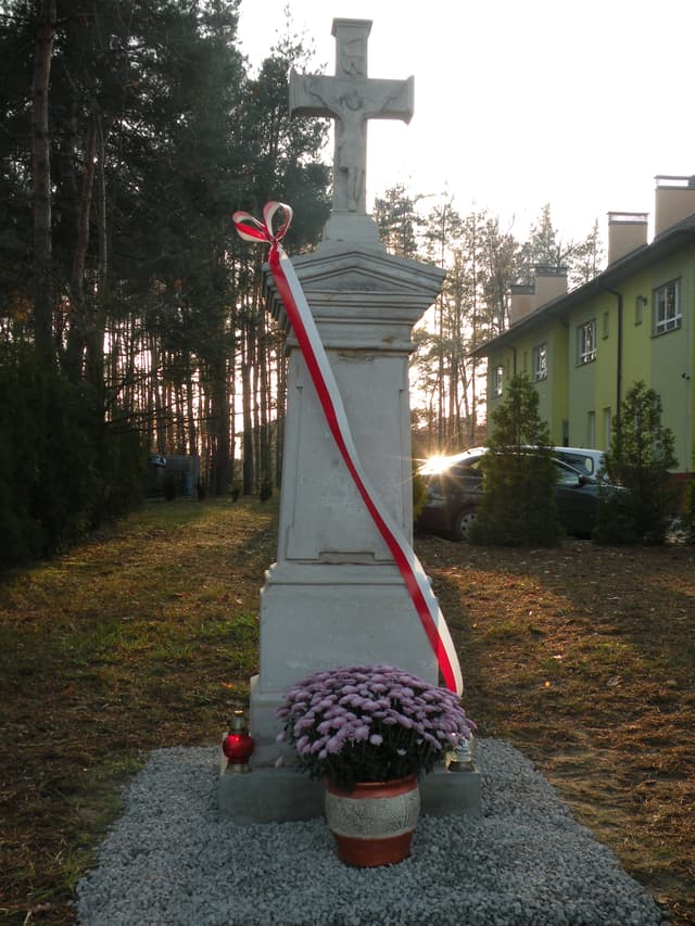 Zdjęcie 3 galerii z wydarzenia Przekazanie i poświęcenie pamiątkowej figurki „Chrystusa Ukrzyżowanego”, przez Pana Jana Materkowskiego z rodziną.