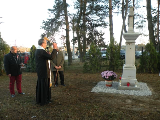 Zdjęcie 4 galerii z wydarzenia Przekazanie i poświęcenie pamiątkowej figurki „Chrystusa Ukrzyżowanego”, przez Pana Jana Materkowskiego z rodziną.