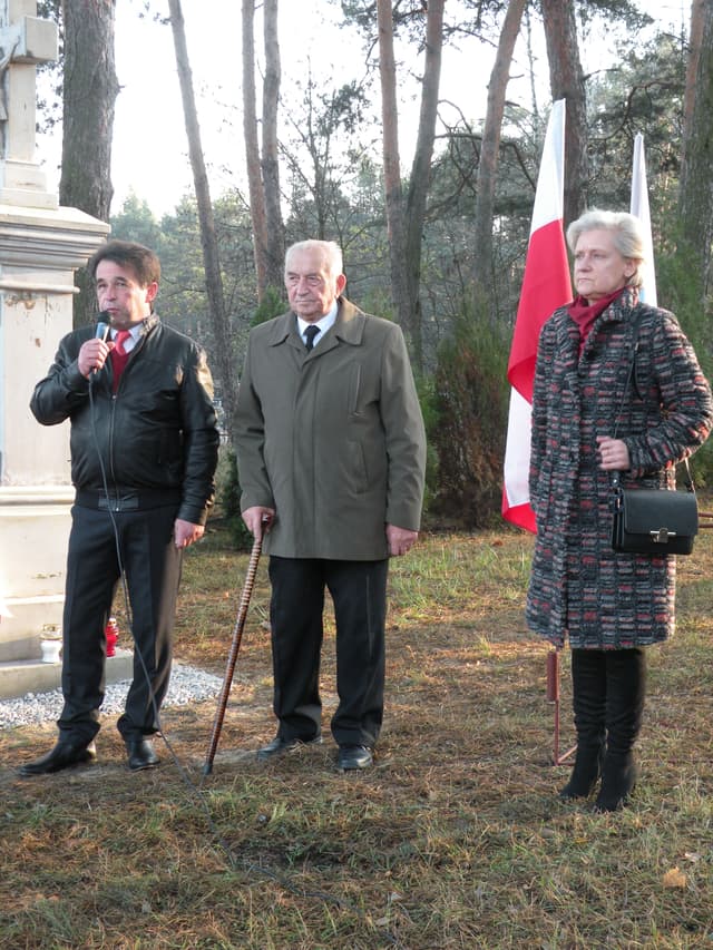 Zdjęcie 5 galerii z wydarzenia Przekazanie i poświęcenie pamiątkowej figurki „Chrystusa Ukrzyżowanego”, przez Pana Jana Materkowskiego z rodziną.