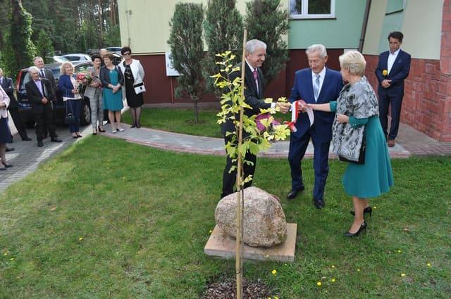 Zdjęcie 6 galerii z wydarzenia Uroczystość 50-lecia Ośrodka Zdrowia i 15-lecia Zakładu Opiekuńczo-Leczniczego