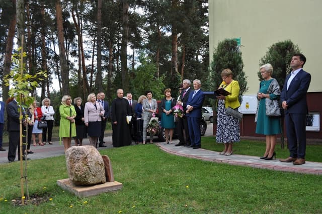 Zdjęcie 8 galerii z wydarzenia Uroczystość 50-lecia Ośrodka Zdrowia i 15-lecia Zakładu Opiekuńczo-Leczniczego
