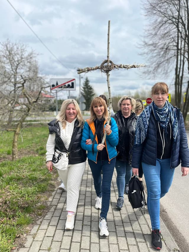 Zdjęcie 3 galerii z wydarzenia Msza Święta Dziękczynna i Piesza Pielgrzymka: W 20-lecie Zakładu Opiekuńczo-Leczniczego
