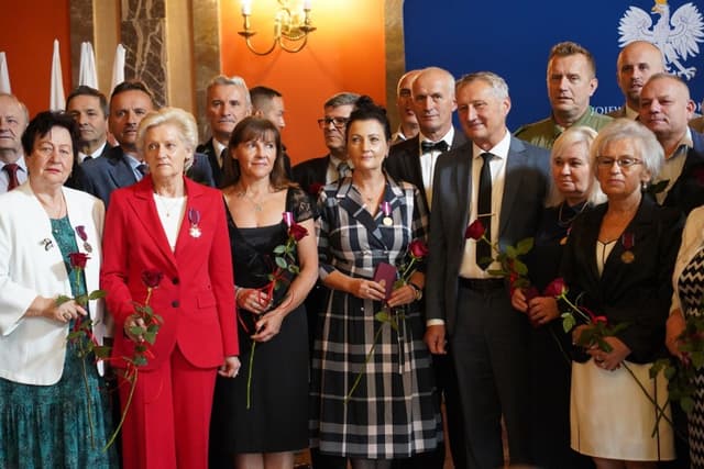 Zdjęcie opisujące wydarzenie Uroczyste Wręczenie Srebrnego Krzyża Zasługi dla Pani Kierownik Lucyny Majkowskiej