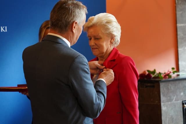 Zdjęcie 2 galerii z wydarzenia Uroczyste Wręczenie Srebrnego Krzyża Zasługi dla Pani Kierownik Lucyny Majkowskiej