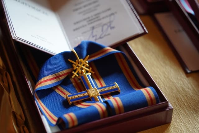 Zdjęcie 3 galerii z wydarzenia Uroczyste Wręczenie Srebrnego Krzyża Zasługi dla Pani Kierownik Lucyny Majkowskiej