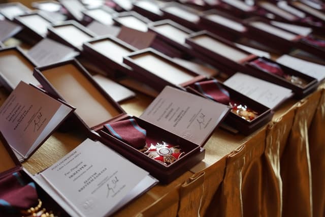 Zdjęcie 4 galerii z wydarzenia Uroczyste Wręczenie Srebrnego Krzyża Zasługi dla Pani Kierownik Lucyny Majkowskiej