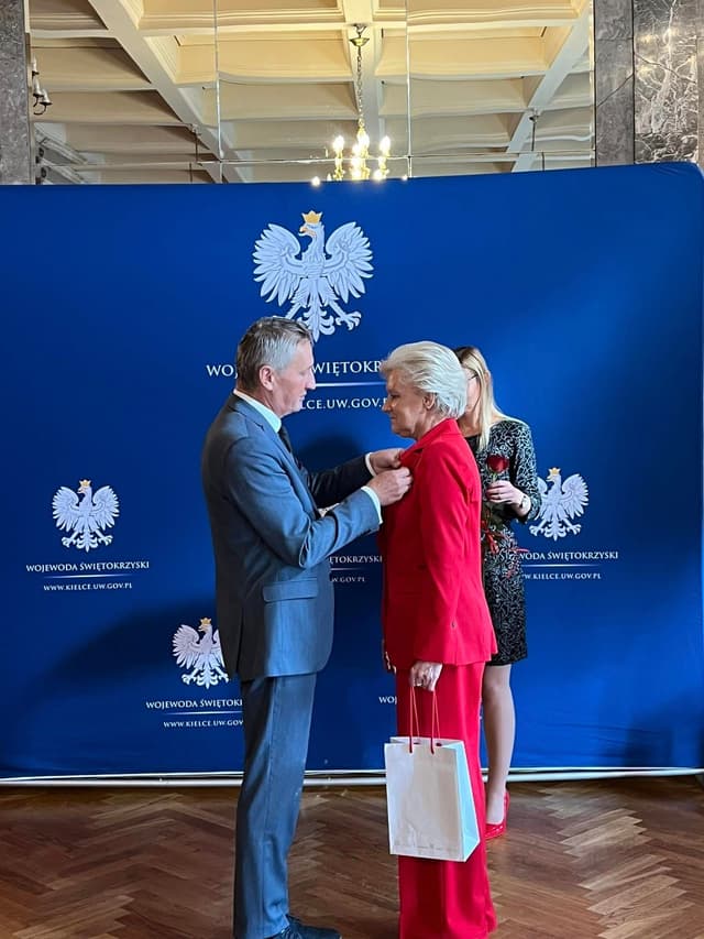 Zdjęcie 5 galerii z wydarzenia Uroczyste Wręczenie Srebrnego Krzyża Zasługi dla Pani Kierownik Lucyny Majkowskiej