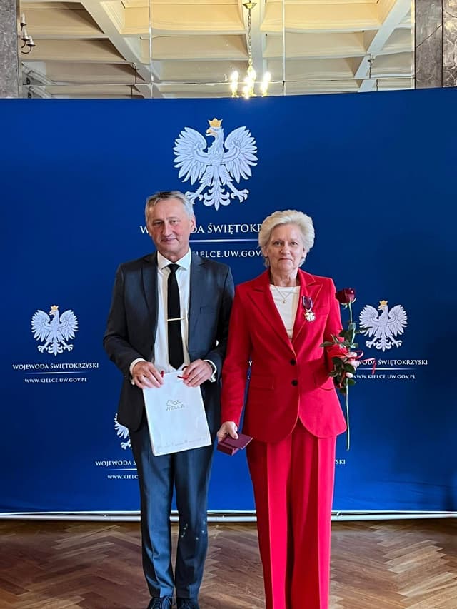 Zdjęcie 6 galerii z wydarzenia Uroczyste Wręczenie Srebrnego Krzyża Zasługi dla Pani Kierownik Lucyny Majkowskiej