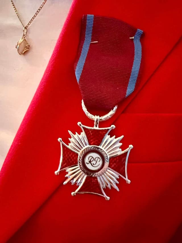 Zdjęcie 7 galerii z wydarzenia Uroczyste Wręczenie Srebrnego Krzyża Zasługi dla Pani Kierownik Lucyny Majkowskiej