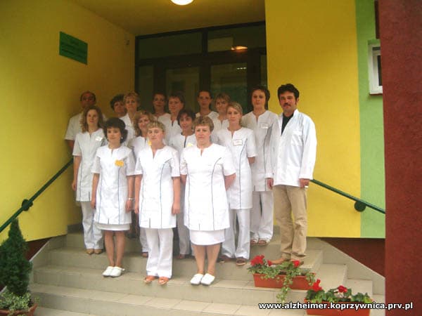 Zdjęcie pokazujące nasz zespół przy wejściu do zakładu