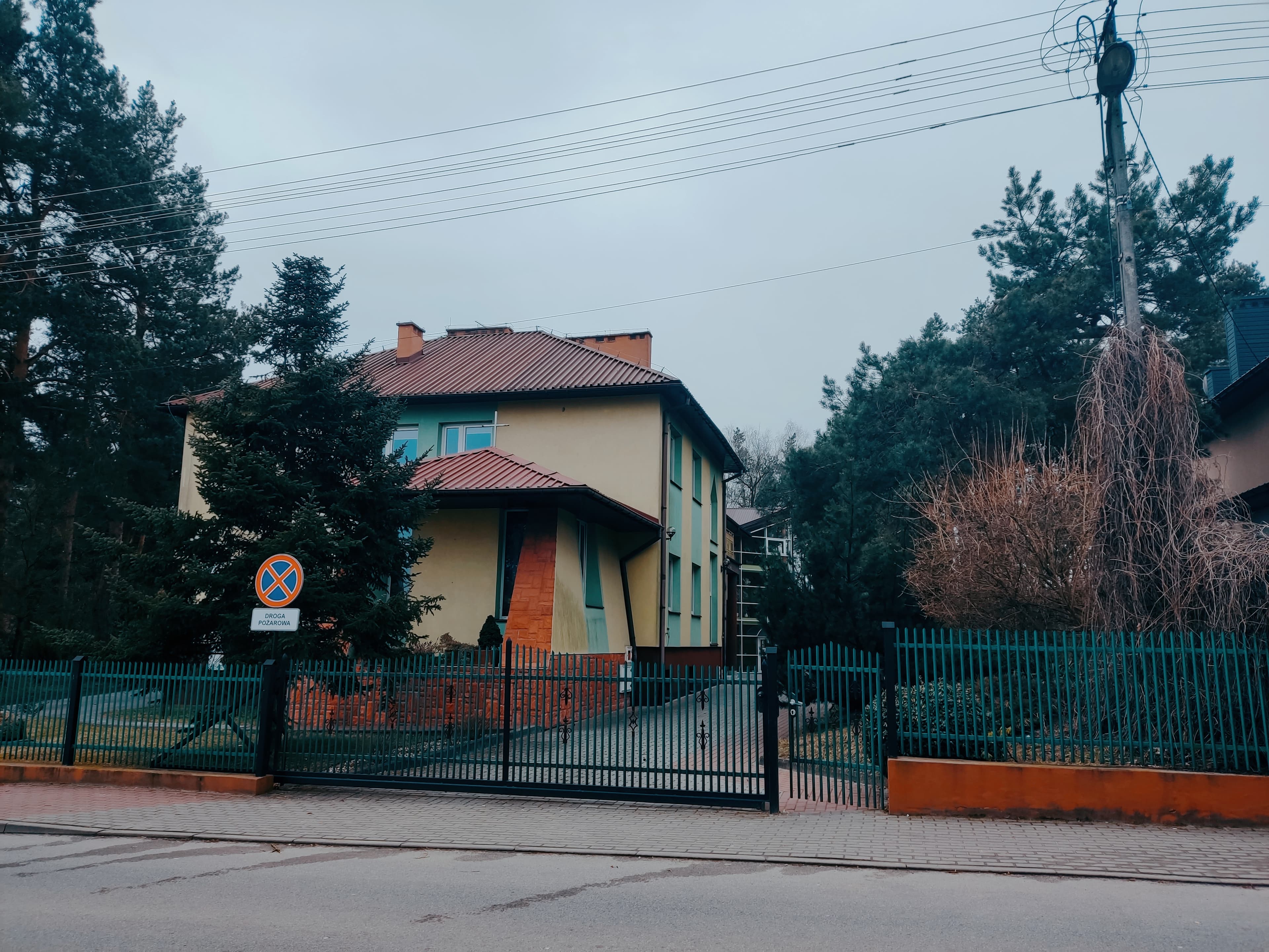 Widok na zakład opiekuńczo-leczniczy ze strony ulicy